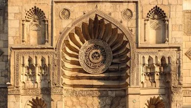 Facade of the Aqmar Mosque. The names of Ali and Muhammad are inscribed in the central medallion.